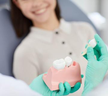 Dentist explaining tooth extraction