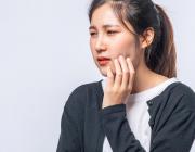 woman with swollen wisom tooth gum woman with swollen wisom tooth gum
